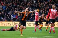 HULL, ENGLAND - NOVEMBER 06:  Robert Snodgrass of Hull City celebrates scoring his sides first goal during the Premier League match between Hull City and Southampton at KC Stadium on November 6, 2016 in Hull, England.  (Photo by Alex Livesey/Getty Images)